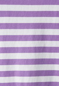 Violet ir baltos juostelės audinys, minkšta tekstūra, su tolygiai išdėstytomis horizontaliomis juostelėmis. Kiekviena juostelė yra maždaug 2,5 cm aukščio.