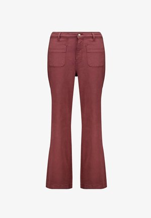 Jean flare bordeaux en denim au toucher lisse. Présente une fermeture à bouton et deux poches arrière pour plus de praticité.