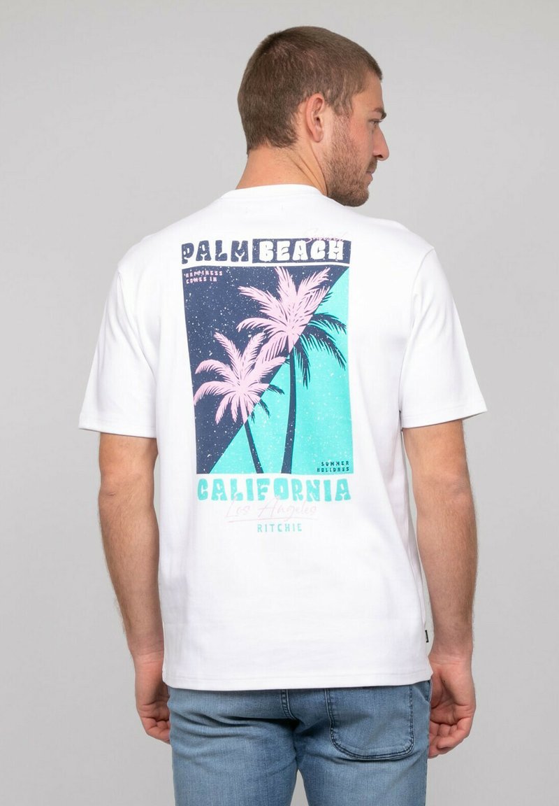 T-shirt en coton blanc avec un design graphique coloré d'arbres de palmier et le texte "PALM BEACH CALIFORNIA" au dos.