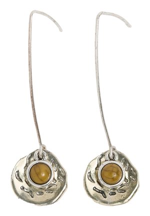 Paire de boucles d'oreilles pendantes en argent avec de longs crochets courbés, ornées de pierres rondes jaunes serties dans des bases circulaires en métal texturé.