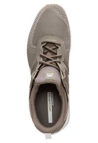 Ljusbrun sportskor med en ventilerande mesh-överdel, texturerade snören och "Fresh Foam"-logotyp på innersulan. Rundad tå och dämpad sula.