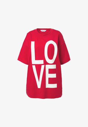 Rode katoen T-shirt met een grote witte "LOVE" tekstontwerp. Ronde hals, korte mouwen en een ontspannen pasvorm. Zachte textuur met een rechte zoom.