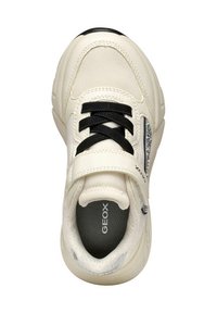 Baskets couleur crème avec une tige en mesh, lacets noirs et une sangle. Accent argenté notable sur le côté et logo sur la languette.