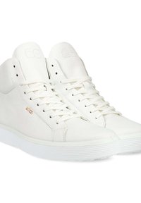 Baskets montantes blanches en cuir avec une surface texturée, des lacets blancs et un marquage subtil sur le côté et la languette, présentées côte à côte.