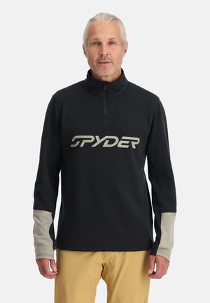 Maglione nero con colletto alto e zip a quarti. Presenta un grande logo bianco "SPYDER" sul petto e dettagli grigi sulle maniche. Texture morbida.