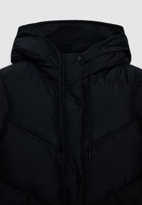 Giacca nera isolante con cappuccio, caratterizzata da una chiusura con bottoni, un cordino al collo e cuciture diagonali per aggiungere texture.