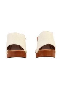 Sandales à plateforme en bois marron avec larges brides en tissu écru, vues de face sur un fond blanc.