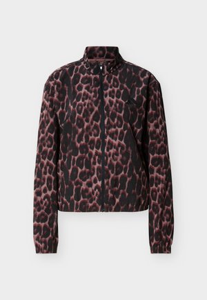 Langermet jakke med glidelås, høy krage og mørkerødt og svart leopardmønster.