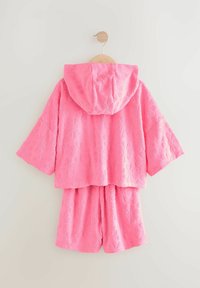 Rosa zweiteiliges Loungewear-Set bestehend aus einem kapuzenbesetzten, cropped Oberteil und Shorts, strukturiert mit floralem Muster auf weichem Stoff.