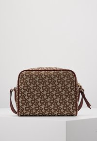 Brun mönstrad handväska med rektangulär form. Tillverkad av tyg med ett upprepande logodesign. Har en vinröd axelrem och guldiga detaljer.