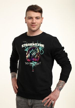 Zwarte sweatshirt met een kleurrijk grafisch ontwerp van hoofdtelefoons, met de tekst "STRAIGHTFIRE TROPICAL TWIST." Eenvoudige ronde hals en geribde manchetten.