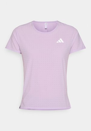 Camiseta deportiva de color púrpura claro, hecha de tela transpirable, con cuello redondo, mangas cortas y pequeños detalles perforados. Acento de logo en blanco.
