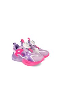Zapatillas deportivas moradas y rosas con una parte superior texturizada, secciones de malla y una suela translúcida. Sistema de cordones único con botones ajustables.