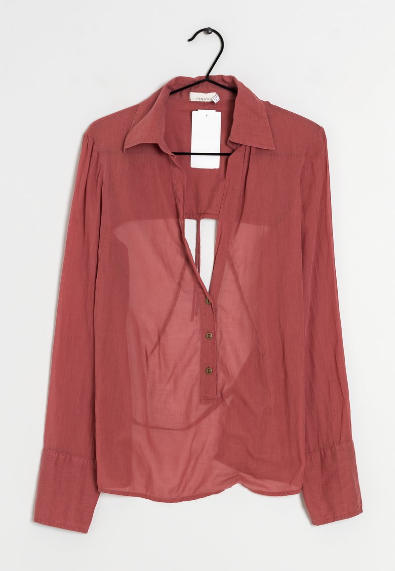 Genomskinlig blus i rostfärg med långa ärmar, knappstängning framtill och en djup V-randig utskärning. Har en vikkrage och knapppdekorationer.