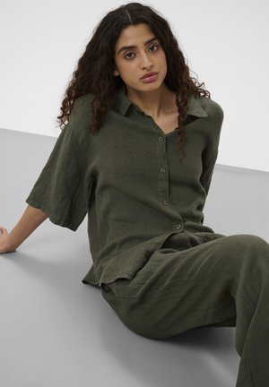 Soaked in Luxury, SLAURAN ARIA SHORT SLEEVE - Blúzka so zapínaním na gombíky - agave green