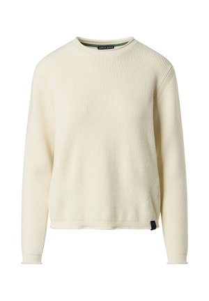 Cremefarbener gerippter Strickpullover mit langen Ärmeln, rundem Ausschnitt und kontrastierendem schwarzem Logoetikett auf der unteren linken Seite. Strukturiertes Oberflächendetail.