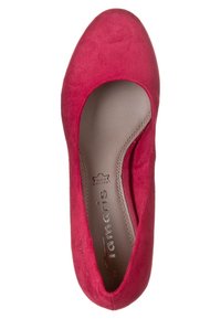 Chaussure plate femme en suède rouge avec bout rond et semelle intérieure en cuir beige matelassée, vue de dessus.