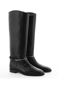 Zwarte leren laarzen tot de knie met een gladde afwerking, ronde neus en zilveren accenthardware rond de enkels. Platte zool en minimalistisch design.