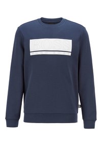 Granatowa bluza wykonana z mieszanki bawełny, z teksturowanym białym prostokątem z logo z wypukłymi literami "BOSS" i "HUGO BOSS".
