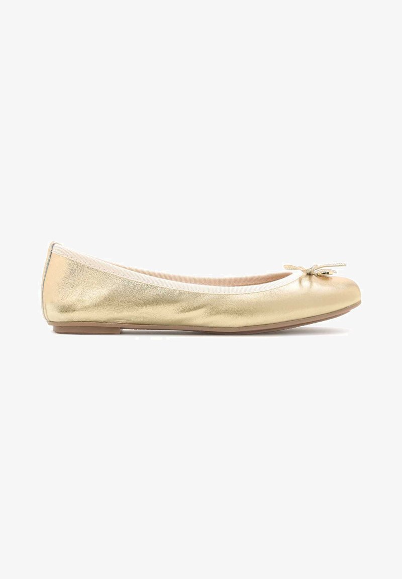 Ballet flat métallique doré avec bout rond et petit nœud décoratif. Présente une texture douce et lisse ainsi qu'une ouverture bordée de couleur claire.