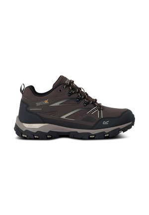 Chaussure de randonnée imperméable marron et noire avec semelle robuste, laçage frontal, et logo Regatta Great Outdoors sur le côté et la languette.