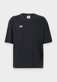 Μαύρο t-shirt με κοντά μανίκια και στρογγυλή λαιμόκοψη, με μικρό λευκό και κόκκινο λογότυπο Umbro στην αριστερή πλευρά του στήθους.