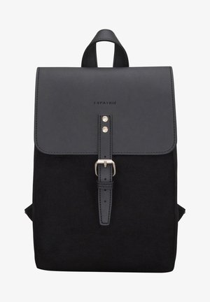 Rucsac negru din pânză și piele, care prezintă un capac pliabil, un cataramă metalică și un logo pe față. Design simplu și funcțional.