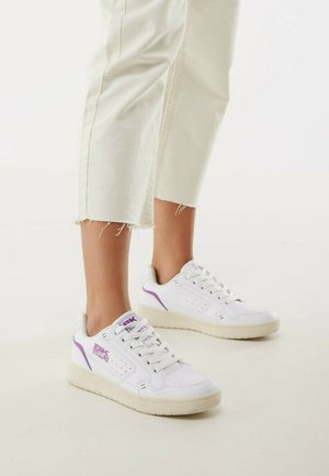 Trainers - white violet