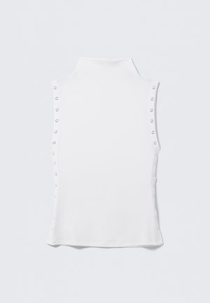 Haut blanc sans manches avec un col montant, doté de boutons-pression sur les côtés. Texture lisse et coupe ajustée.