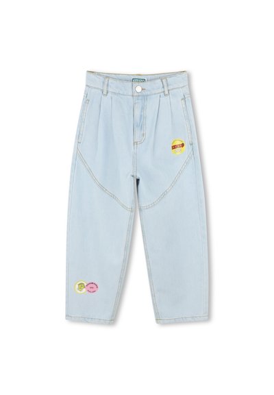 Pantalons en denim bleu clair à taille haute, dotés de poches latérales et d'écussons de logo vibrants en rose et jaune. Détails de couture remarquables.