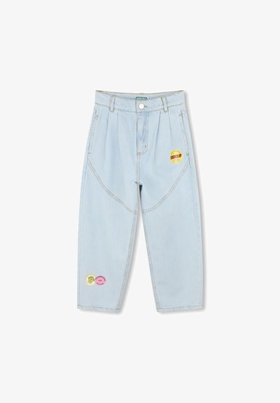 Pantalons en denim bleu clair à taille haute, dotés de poches latérales et d'écussons de logo vibrants en rose et jaune. Détails de couture remarquables.