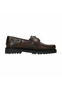 Bruine leren bootsschoen met een gestructureerd oppervlak, voorzien van zilveren veterogen, een moccasin-neusontwerp en een robuuste zwarte rubberen zool.