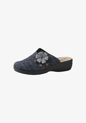 Zoccoli in feltro blu scuro con un accento di fiore grigio e cuciture beige; parte superiore testurizzata, suola in gomma nera, tacco basso e design aperto sul retro.
