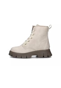 Stivaletto in suede beige con suola in gomma marrone spessa, sei occhielli per lacci anteriori e un tappo sul retro. Parte superiore testurizzata con finitura liscia.