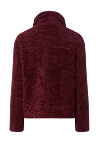 Burgundowy polarowy sweter z wysokim kołnierzem, długim rękawem i teksturowanym, miękkim materiałem, pokazany z tyłu na białym tle.
