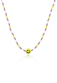 Perlekæde med lilla, hvide og gule glasperler samt en central gul smiley-ansigt charme. Glat tekstur, muntert design.