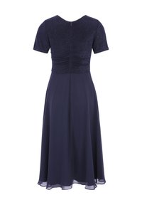 Mörkblå klänning med korta ärmar, texturerad överdel, sammanknuten midja och en flödande kjol. Inkluderar en dragkedja bak.