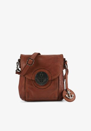 Borsa a tracolla in pelle marrone con pattina rotonda, emblema metallico ancorato, tracolla regolabile e piccolo ciondolo con un'ancora.