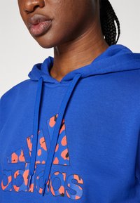 adidas Sportswear ANIMAL PRINT HOODIE - Hoodie - semi lucid blue