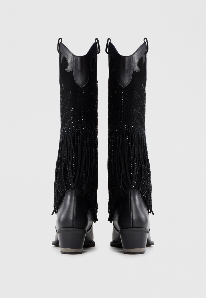 Stivali da cowboy neri con tomaia in suede, dettagli frangiati, accenti in perline e tacco basso impilato. Design ritagliato distintivo nella parte superiore.