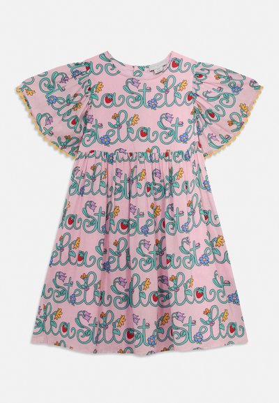 Ružičasta dječja haljina s kratkim naboranim rukavima, s veselim cvjetnim uzorkom i natpisom "Stella", te žutim obrubom na rubovima rukava.