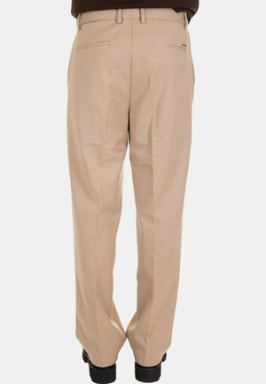 Pantaloni beige con taglio dritto, dotati di due tasche posteriori e passanti per cintura, realizzati in un tessuto liscio con una leggera lucentezza.
