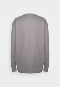 Felpa grigia con un design semplice, colletto rotondo e maniche lunghe, realizzata in un tessuto morbido e dalla superficie liscia.