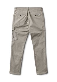 Cargo hlače iz svetlo sive tkanine, s teksturirano površino, dvema zadnjima žepoma in stranskimi cargo žepi za dodatno shranjevanje.