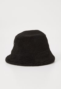 Cappello a secchiello nero realizzato in morbido materiale di pile, con una corona rotonda e una larga visiera, caratterizzato da una superficie texturizzata.