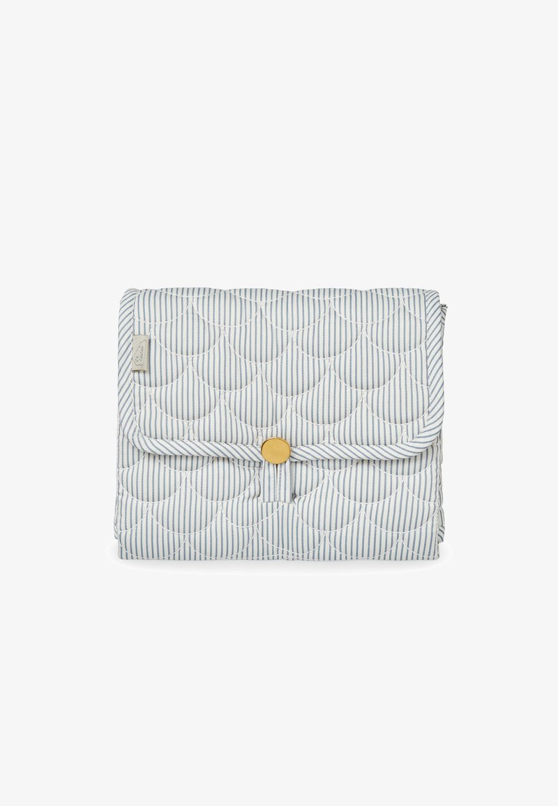 Pochette matelassée pliée avec des rayures verticales bleu clair, un motif de couture festonné et une fermeture à bouton doré.