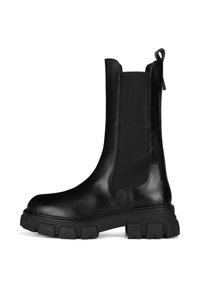 Czarne skórzane botki z elastycznymi panelami po bokach, masywną gumową podeszwą i pętelką do zakładania; gładka faktura o eleganckim, nowoczesnym designie.