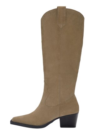 Bottes en suede taupe jusqu'au genou avec un bout pointu et un détail courbé sur le tige. Talon bloc noir, texture lisse et design épuré.