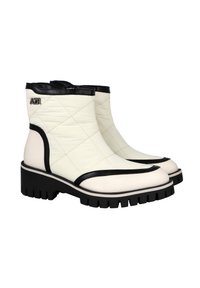 Botas de tobillo blancas acolchadas con acentos de cuero negro, puntera redondeada y suela de goma negra gruesa con un diseño de relieve. Logo en el lateral.