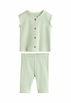 Hellgrünes, geripptes Zweiteiler-Set mit einem ärmellosen Oberteil mit Knöpfen und fransigen Rändern, kombiniert mit passenden Shorts mit fransigem Saum.